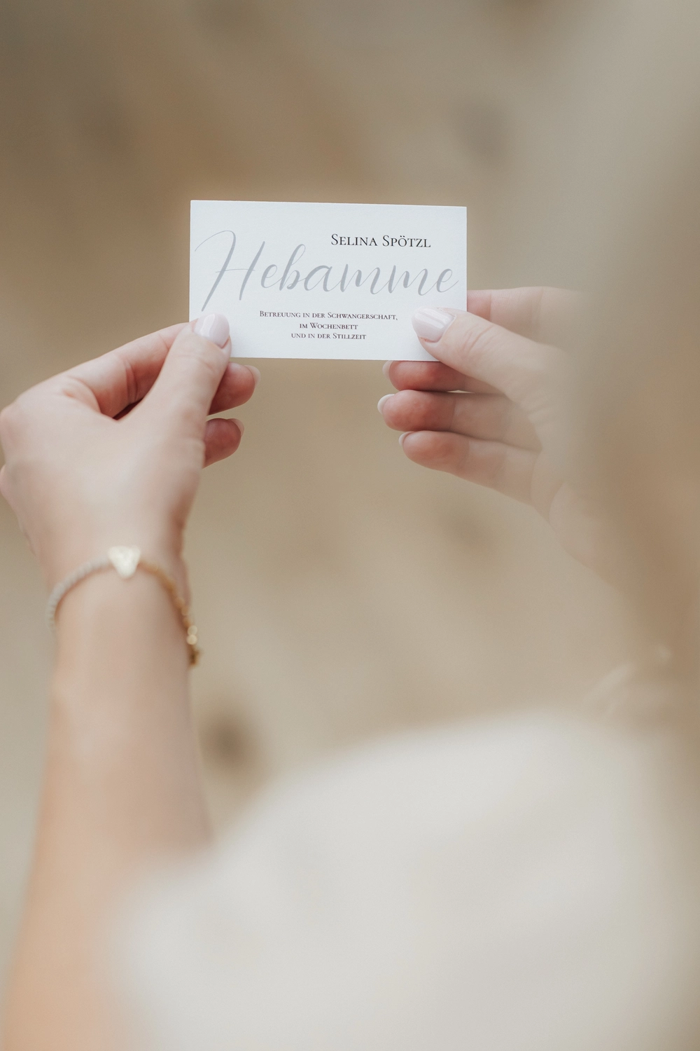 Selina Spötzl - Hebammenbegleitung - Dies ist eine minimalistische weiße Visitenkarte für Selina Spötzl, eine Hebamme („Hebamme“).