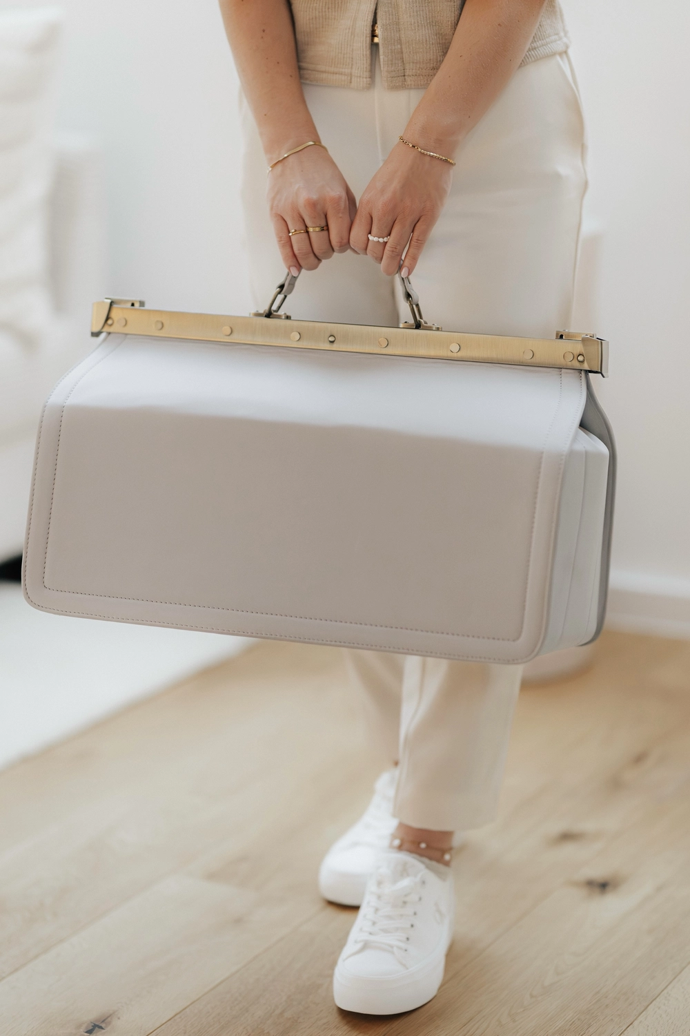Selina Spötzl – Hebammenbegleitung – ein minimalistischer Olivenbaum, der kunstvolle Schatten vor einer strahlend weißen Wand wirft